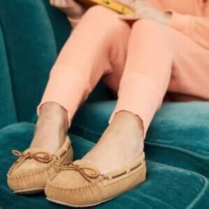 Minnetonka Women's 10 Suede Leather Lined Moccasin Slipper Tan Comfort
